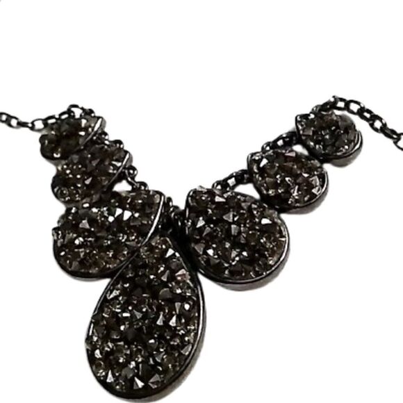 Charming Charlie Black Stone Bib Necklace On Black Gunmetal Chain - Picture 5 of 13